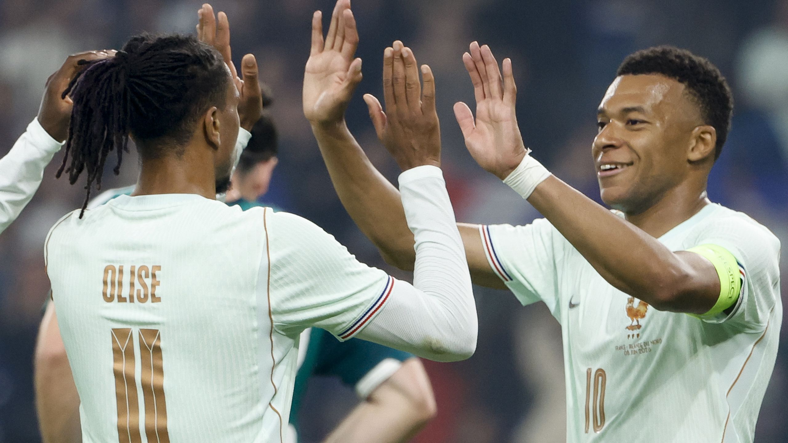 Mbappé über "wortkargen" Olise: "Seine Füße sprechen für ihn"