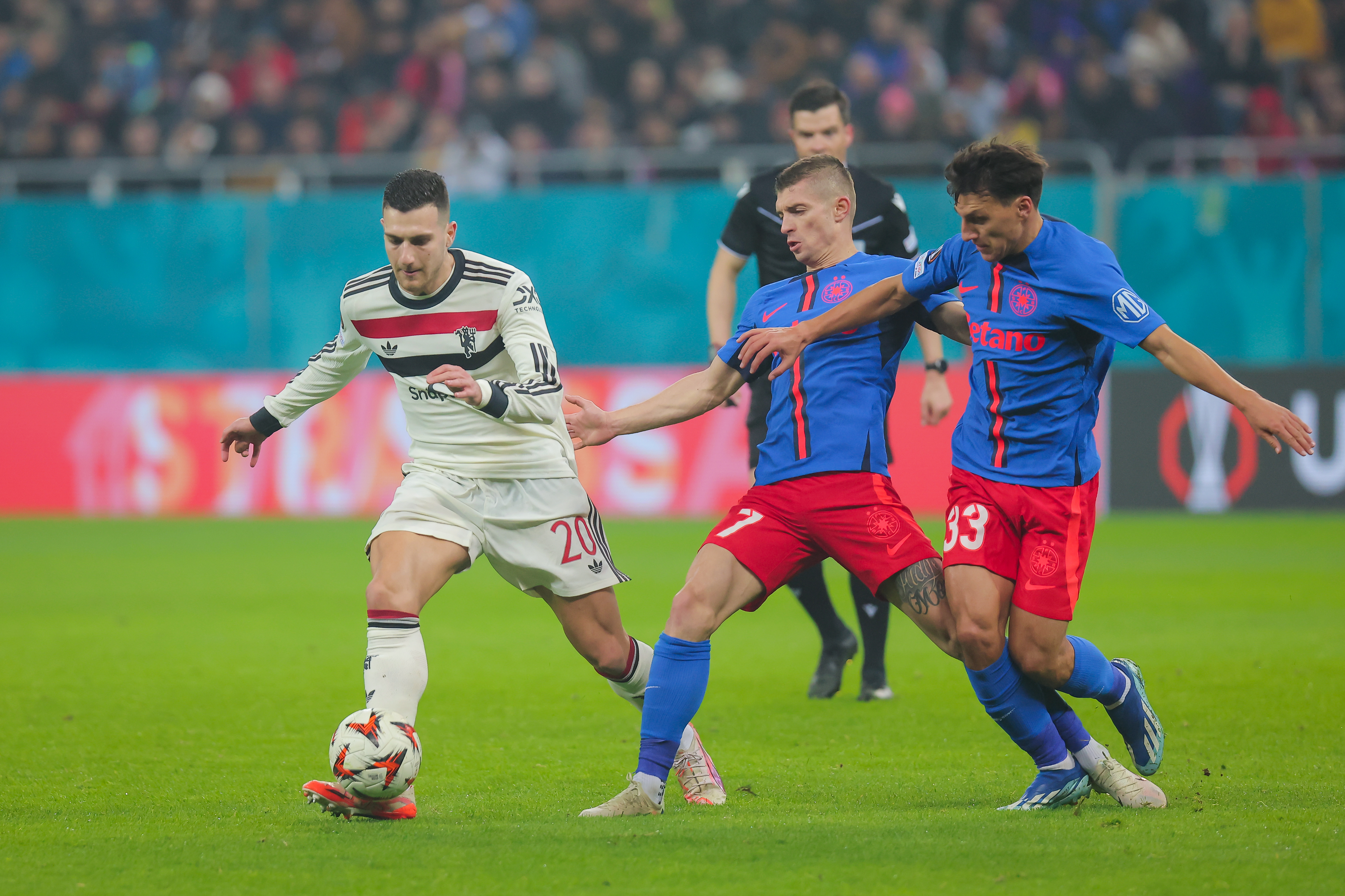 Tănase şi Radunovic, în duel cu Dalot, în FCSB - Manchester United 0-2