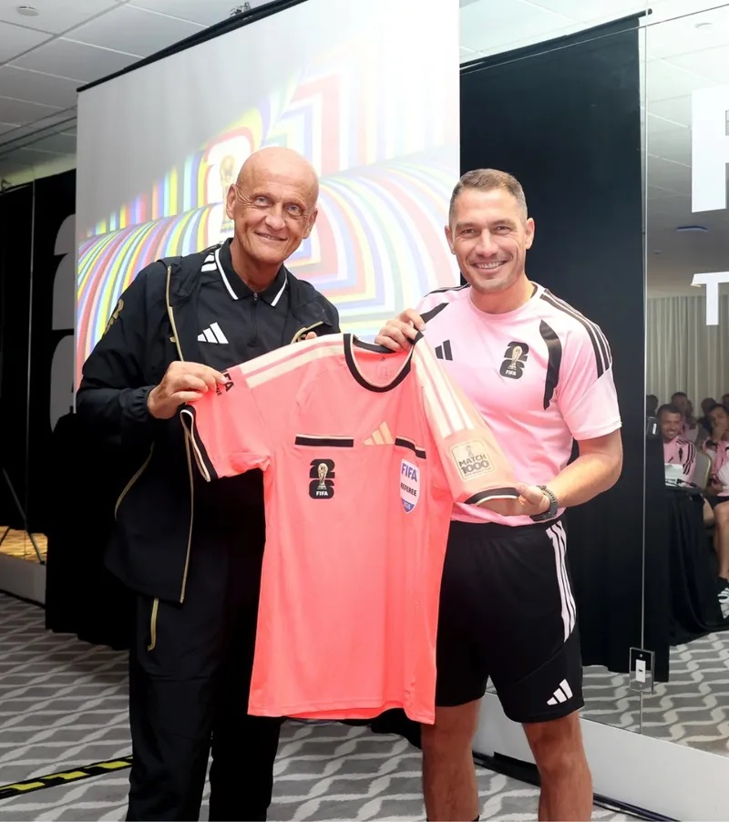 Istvan Kovacs a primit cadou un tricou special pentru meciul 1000 de la Campionatul Mondial, din partea lui Pierluigi Collina.