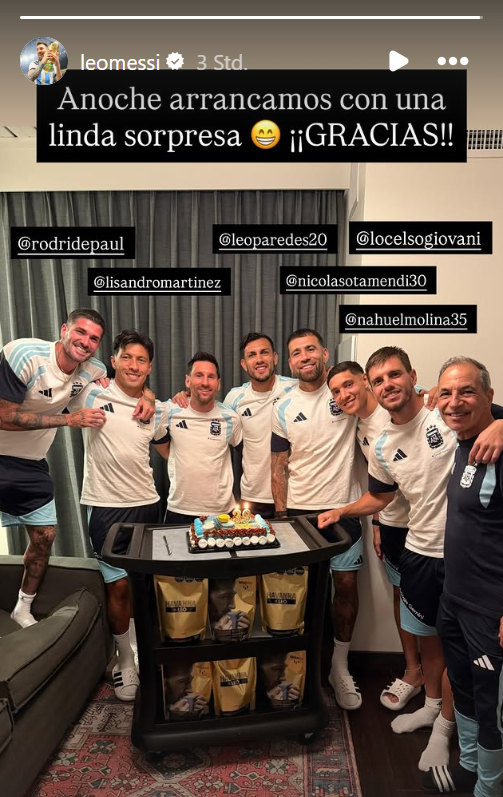 Lionel Messi (2.v.l.) feiert seinen 39. Geburtstag mit seinen Teamkollegen / Instagram @leomessi