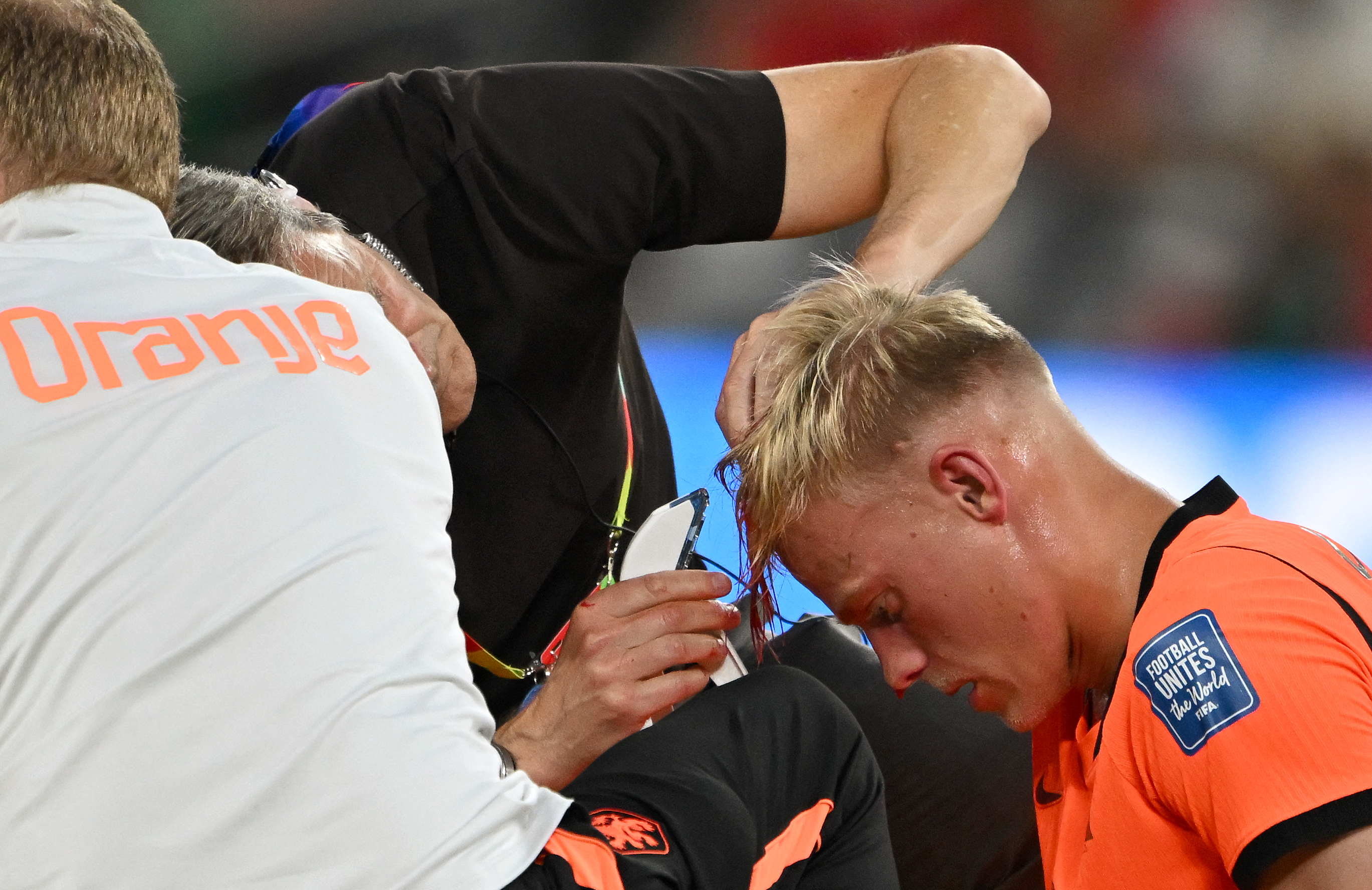 Die Platzwunde von Jan Paul Van Hecke wurde noch auf dem Platz getackert