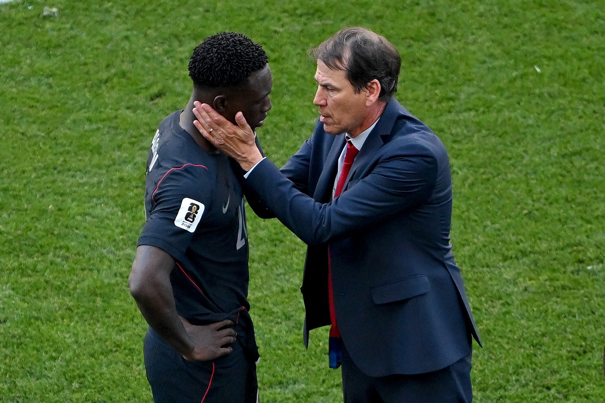 Folarin Balogun wird von Belgiens Trainer Rudi Garcia getröstet