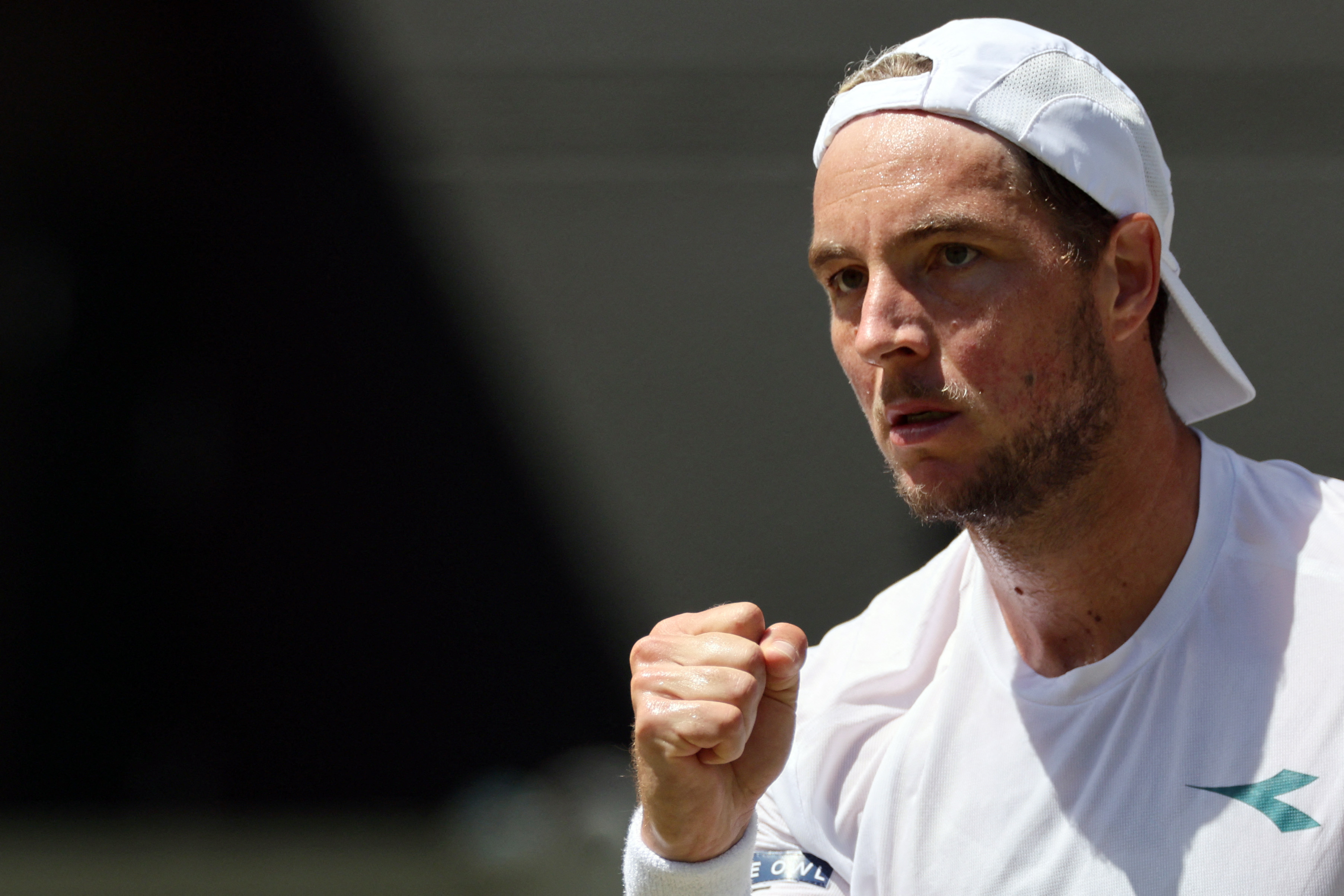 Jan-Lennard Struff jugando contra Jannik Sinner en los cuartos de final de Wimbledon 2026.