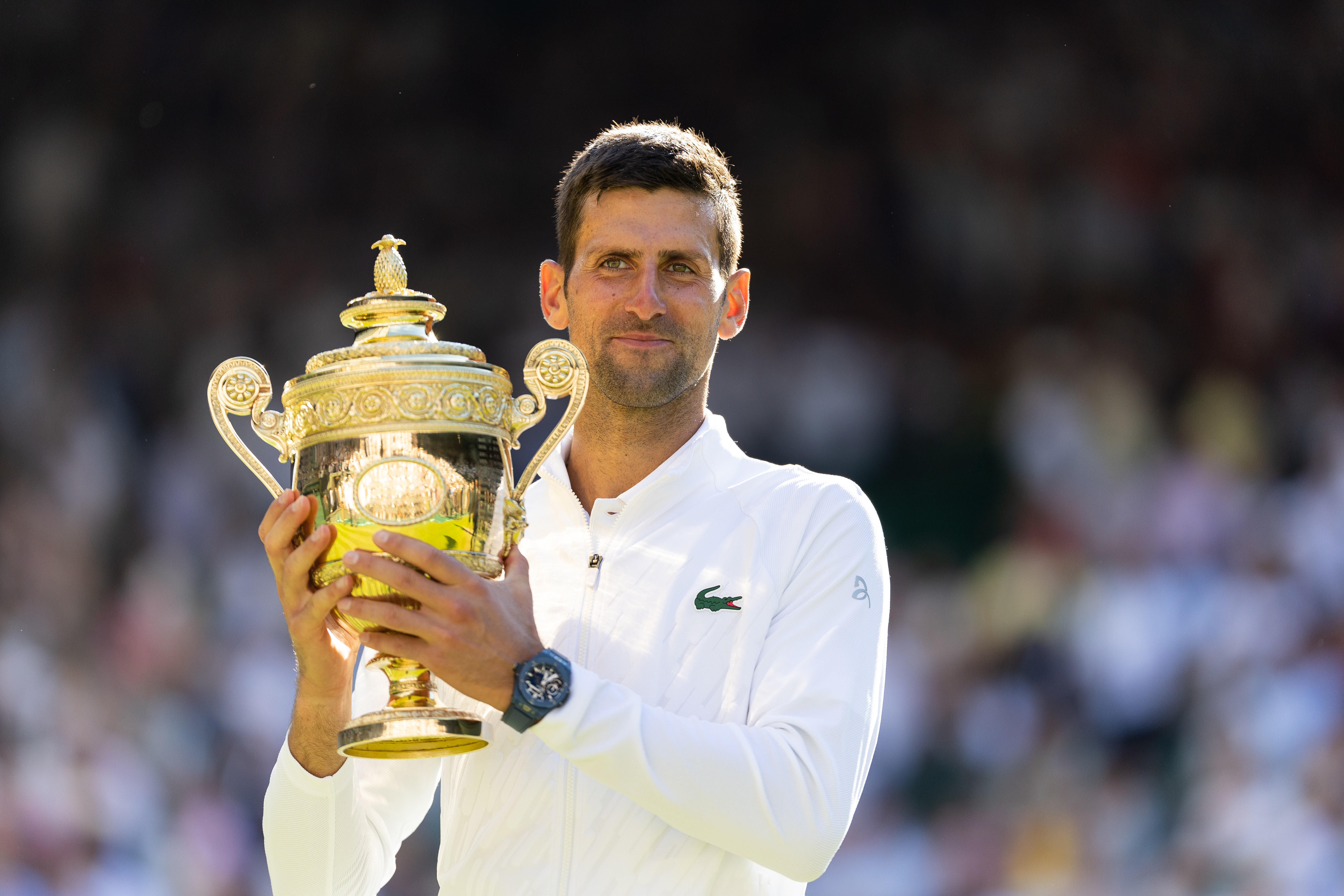 Djokovic cu trofeul de la Wimbledon.