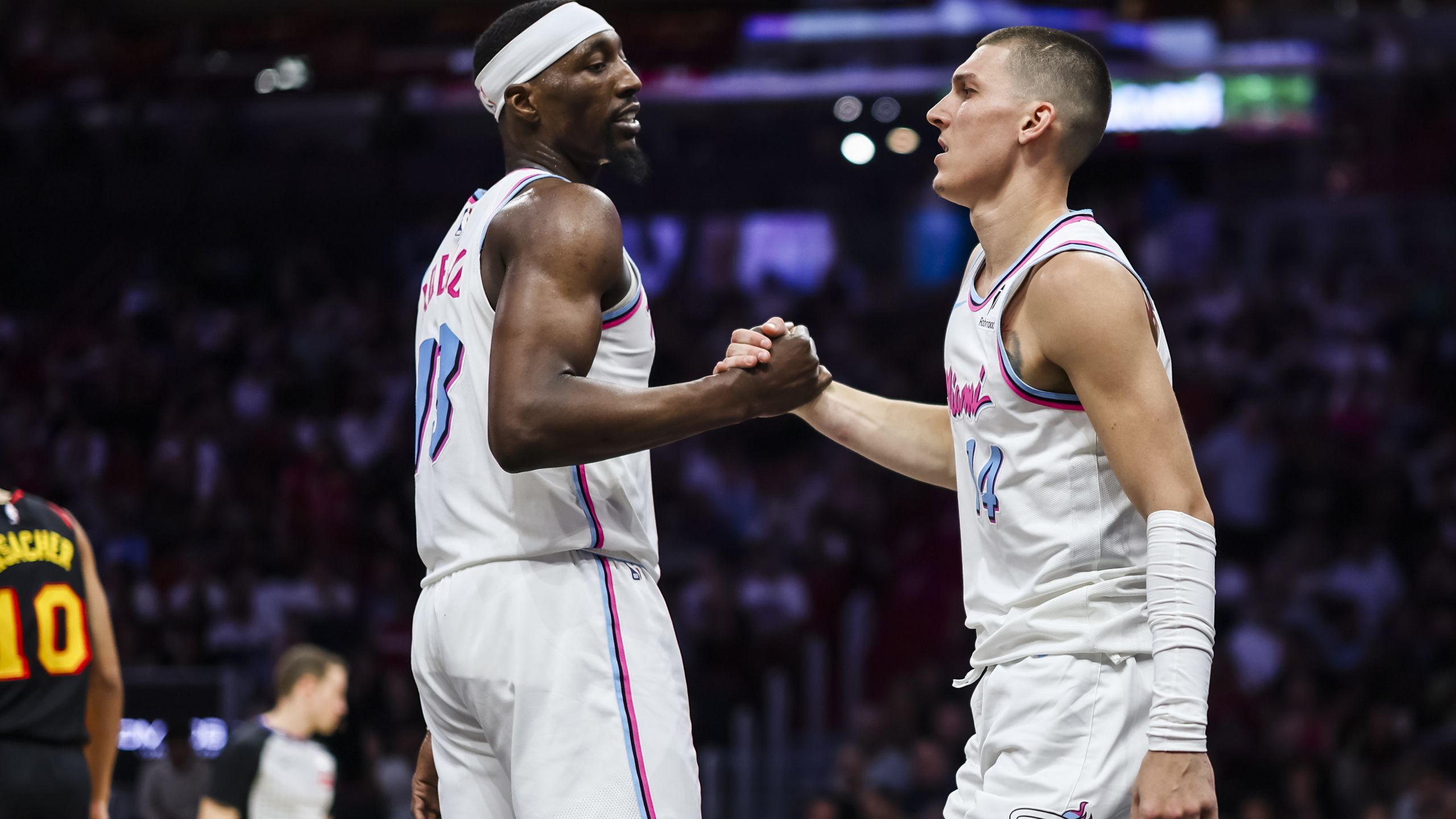 Adebayo frappe son ex-coéquipier Herro lors d'une altercation à Las Vegas