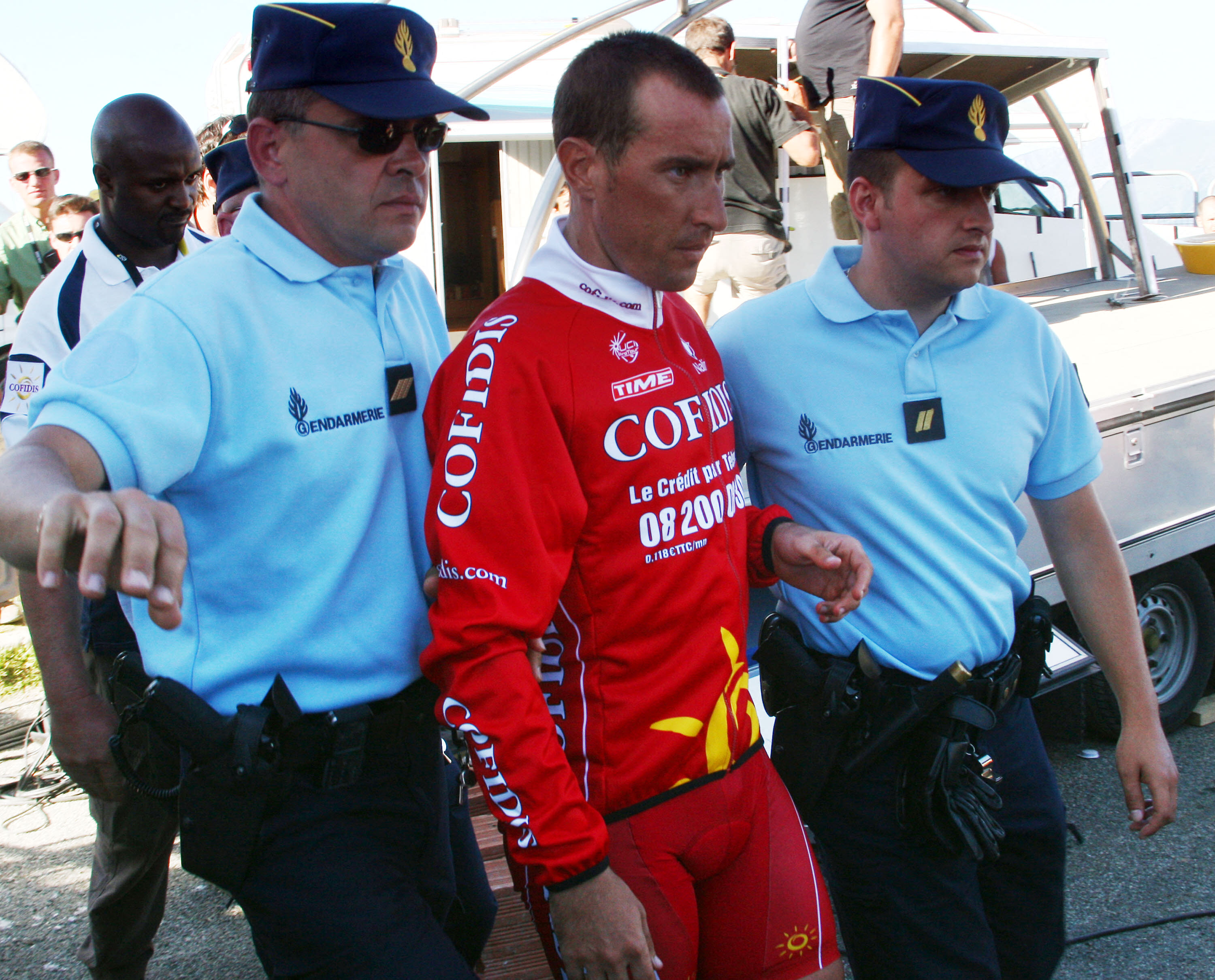 Cristian Moreni wird bei der Tour de France 2007 von der Polizei abgeführt