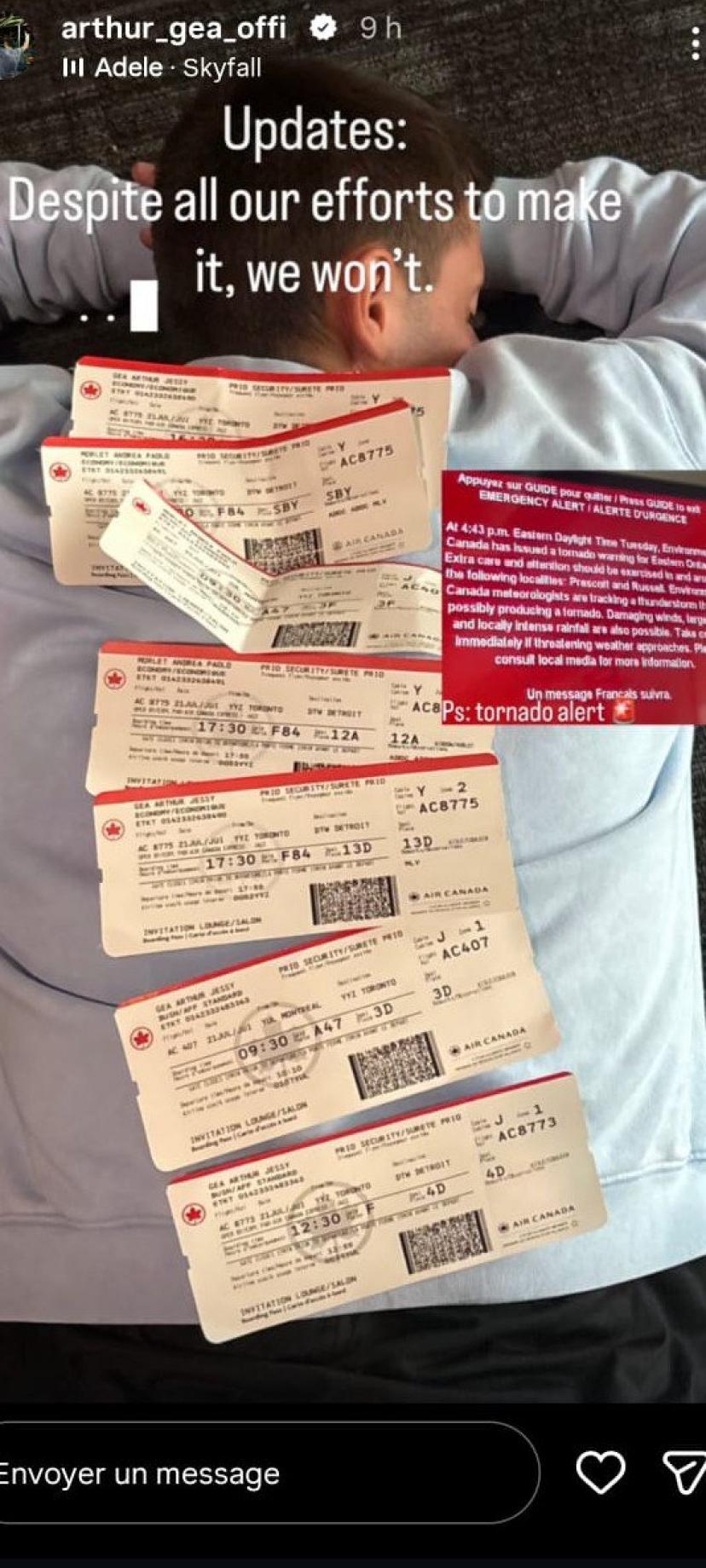 Arthur Géa à l'aéroport, avec tous ses billets d'avions