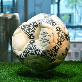 Mingea cu care Maradona a înscris legendarul gol cu mâna, vândută la licitație! Prețul fabulos