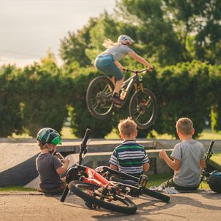 Bicicleta electrică pentru copii: de la ce vârstă este potrivită și cum alegi corect