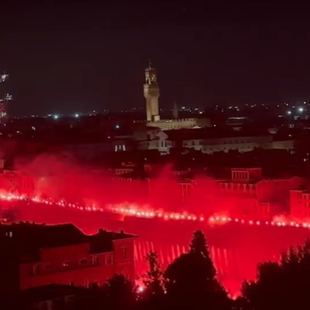 Petrecerea de 100 de ani ai fanilor Fiorentinei de-a lungul râului Arno. Sursa: @PassioneFiorent