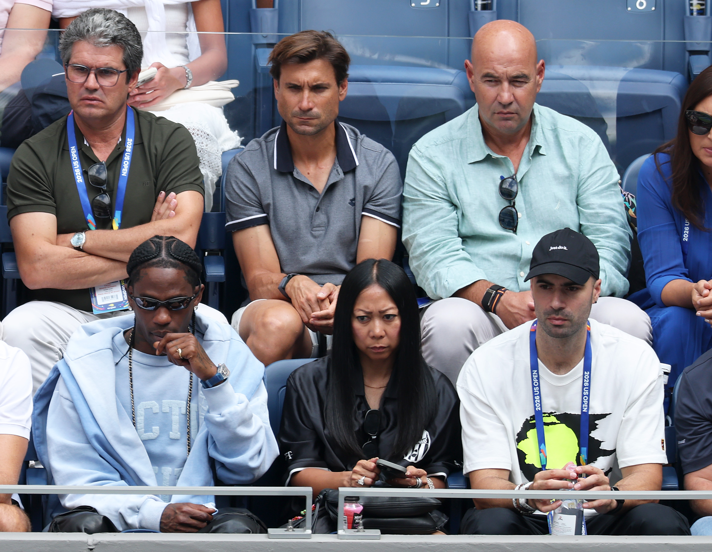 Travis Scott (unten, 1.v.l.) nahm beim Auftaktmatch in der Box von Carlos Alcaraz Platz.