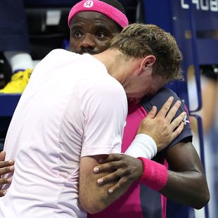 Imagini răvășitoare! A plâns ca un copil în brațele lui Tiafoe, după revenirea ireală a lui Frances
