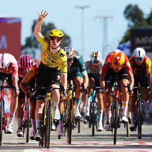 Matthew Brennan a obținut a 4-a victorie în Vuelta 2026! Premieră după 9 ani în marile tururi