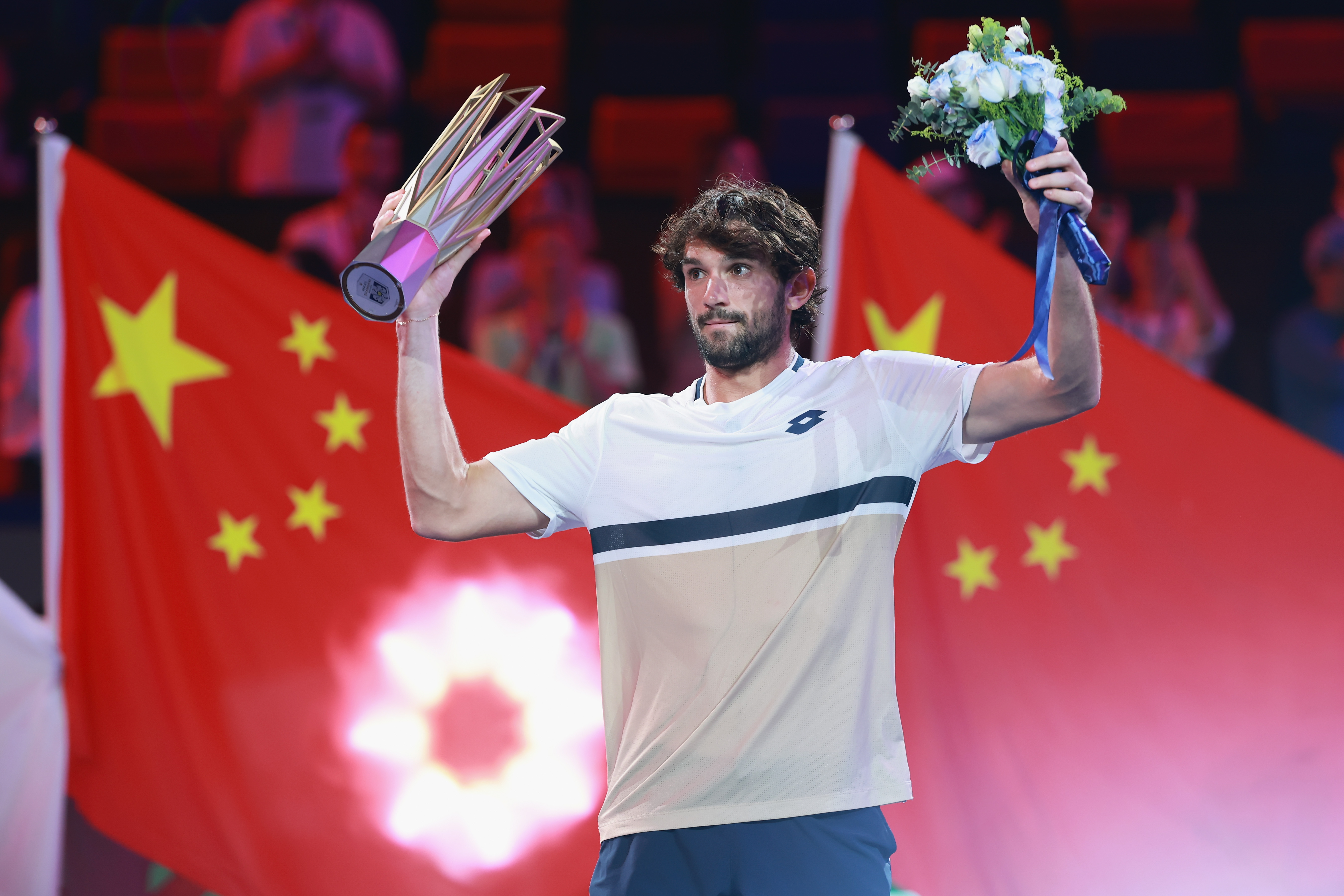 Valentin Vacherot celebra su histórico título en Shanghái, el mejor y más importante de su carrera.