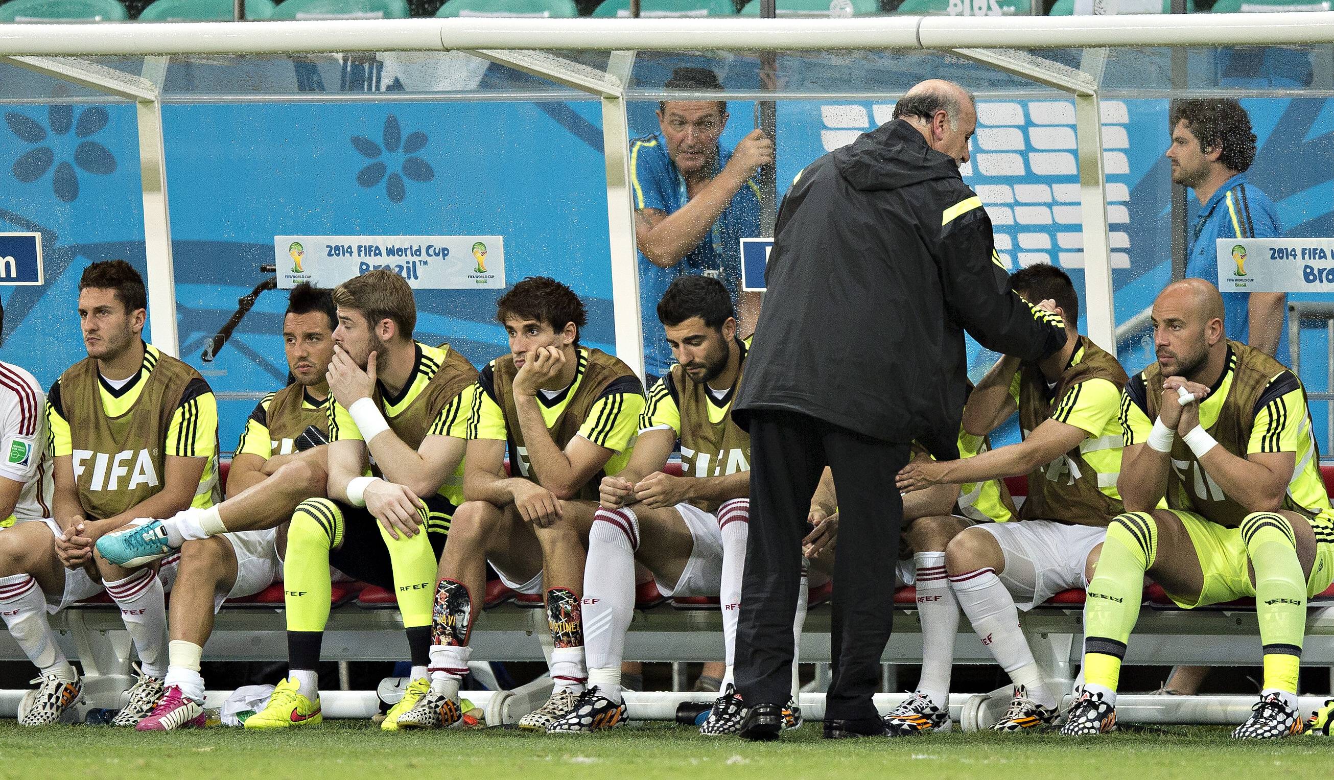 Salvador 13 06 2014 Arena Fonte Nova Trainer Vicente del Bosque Spanien tröstet Javi Martinez