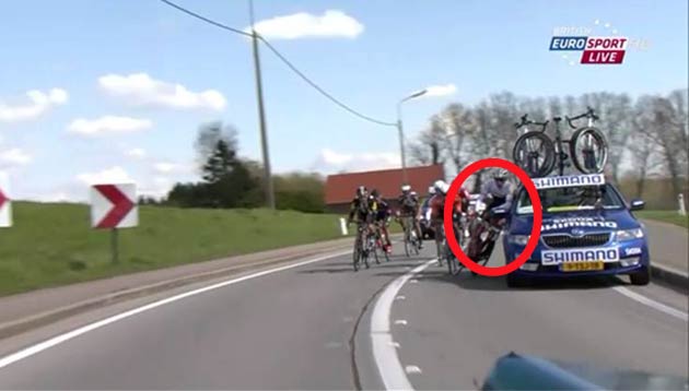 Cyclist knocked off his bike by a car (screenshot)