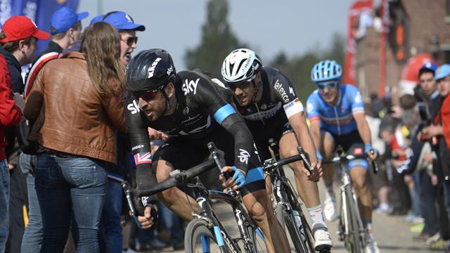 Bradley Wiggins (Team Sky) on a cobblestoned section during the 112th edition of the Paris-Roubaix one-day classic cycling race on April 13, 2014 (AFP)