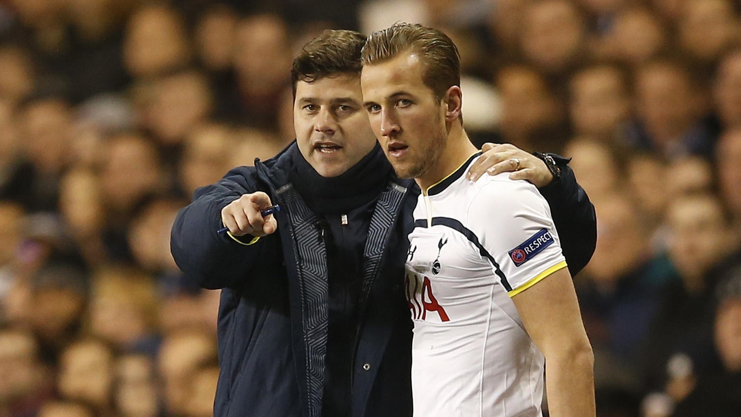 Tottenham manager Mauricio Pochettino with substitute Harry Kane (Reuters)