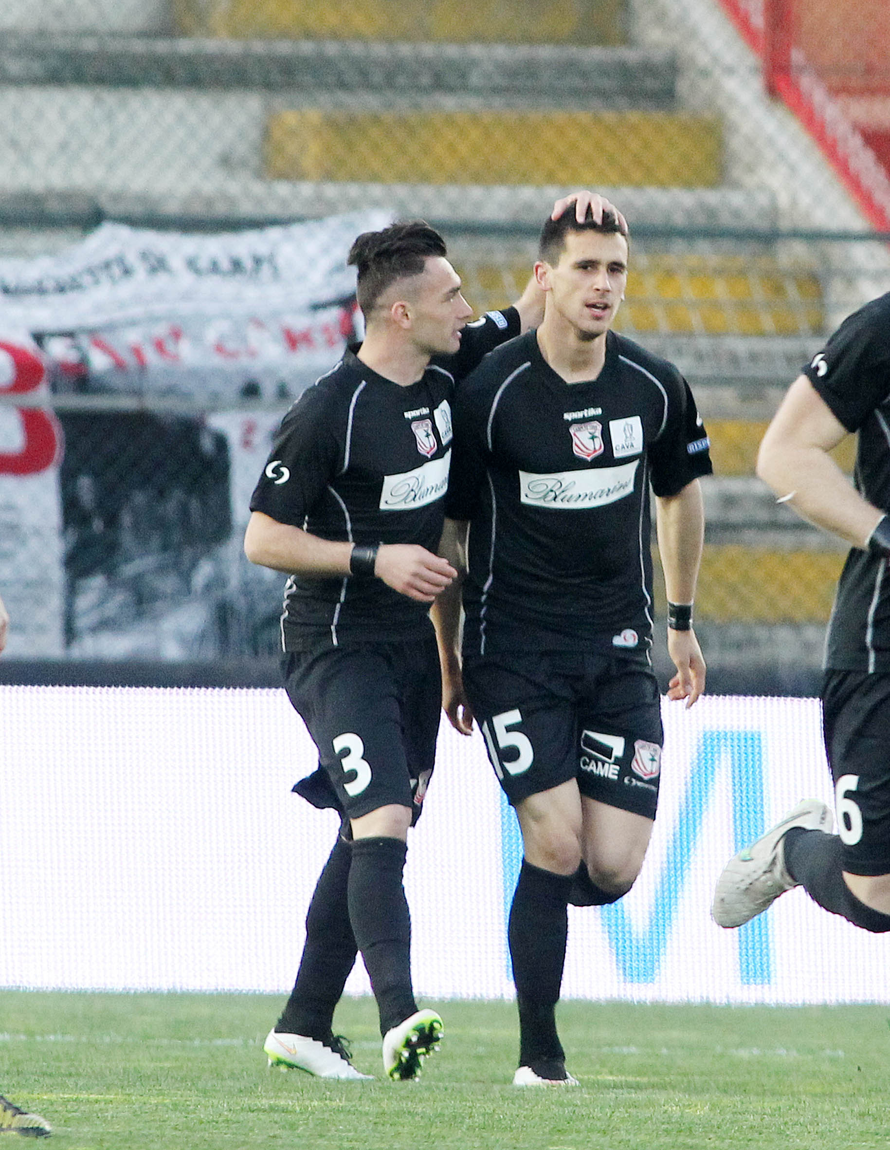 Kevin Lasagna esulta per la doppietta col Vicenza (Foto LaPresse)