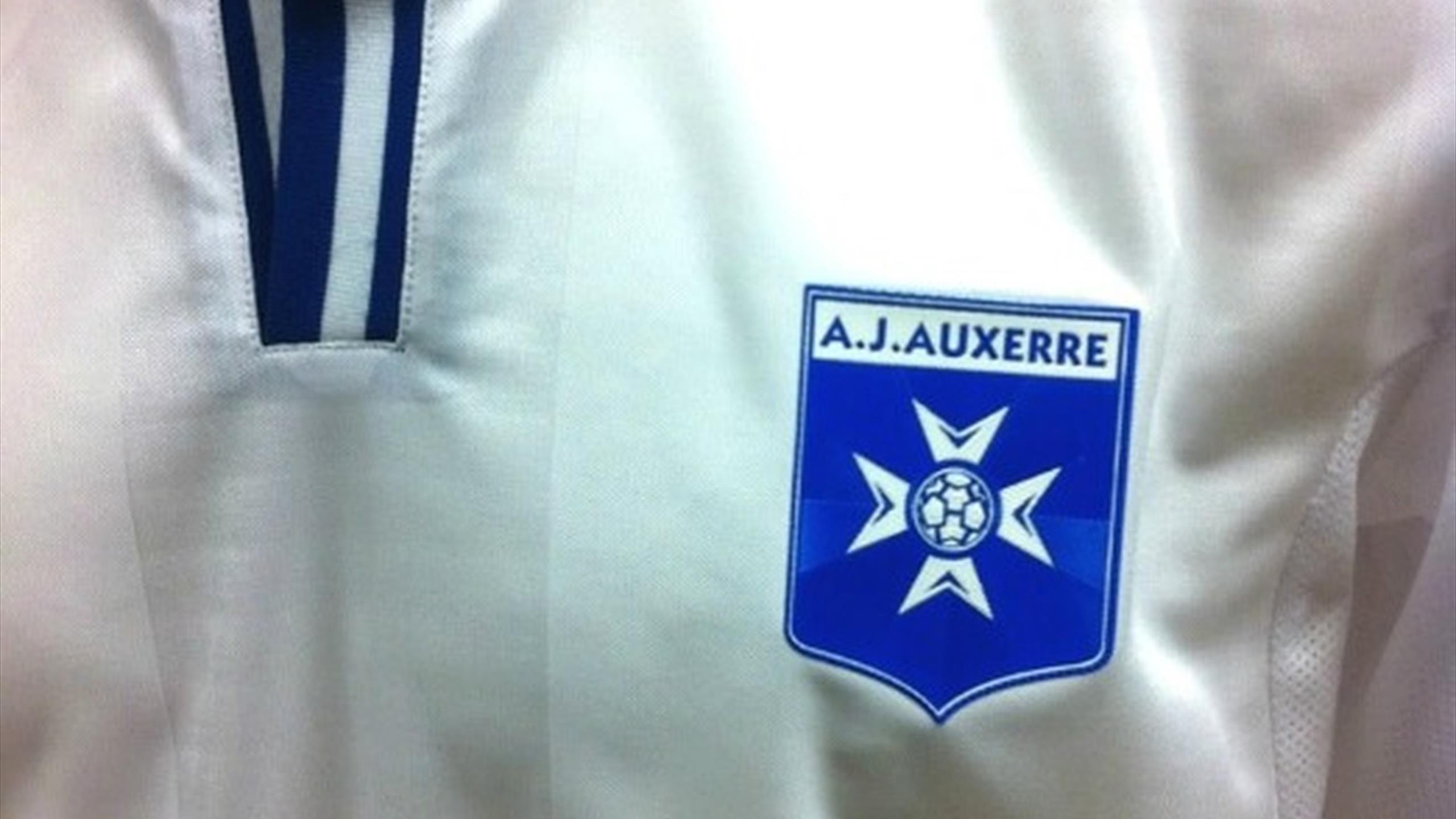 Les nouveaux maillots de l�??A.J. Auxerre - Eurosport